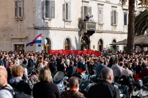 Na splitskoj Rivi u subotu je, ne&scaron;to iza 11 sati, počeo prosvjed navijačke skupine Torcide zbog uhićenja devet osoba koje su sudjelovale u incidentu na obilježavanju Dana srpske kulture na Blatinama