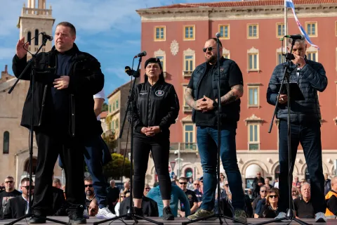 Na splitskoj Rivi u subotu je, ne&scaron;to iza 11 sati, počeo prosvjed navijačke skupine Torcide zbog uhićenja devet osoba koje su sudjelovale u incidentu na obilježavanju Dana srpske kulture na Blatinama