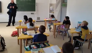 Policajci prva&scaron;ićima podijelili bojanke s prometnim pravilima