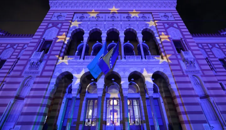 12.10.2022., Sarajevo, Bosna i Hercegovina - Povodom danasnje odluke Evropske komisije u kojoj se preporucuje dodjela kandidatskog statusa Bosni i Hercegovini, Vijecnica u Sarajevu osvijetljena je u bojama zastave Evropske unije. Photo: Armin Durgut/PIXSELL