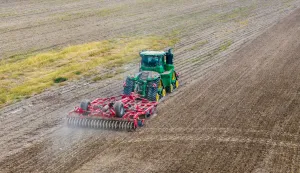 defaulNa poljima Žito grupe zavr&scaron;ena je sjetva ozimih kultura &ndash; p&scaron;enice, ječma, uljane repice i ozimog gra&scaron;ka. Uz izbor visokokvalitetnog sjemena, upotreba visoke tehnologije i pažljivo pripremljen plan rada, zalog su za kvalitetan urod i dobru žetvu, poručuju iz Grupestudeni 2025.