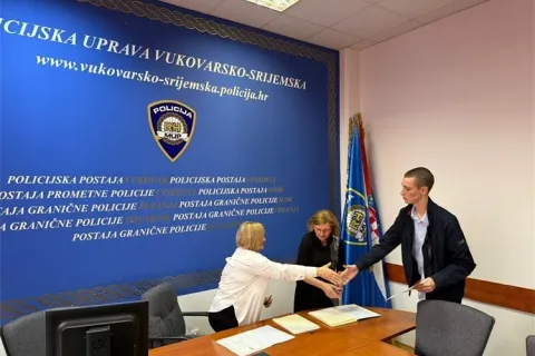 U Policijska upravi vukovarsko-srijemskoj, u Vinkovcima, 28 novih hrvatskih državljana prisegnulo svojom ča&scaron;ću da će se pridržavati Ustava i zakona te po&scaron;tivati pravni poredak, kulturu i običaje u Republici Hrvatskoj.