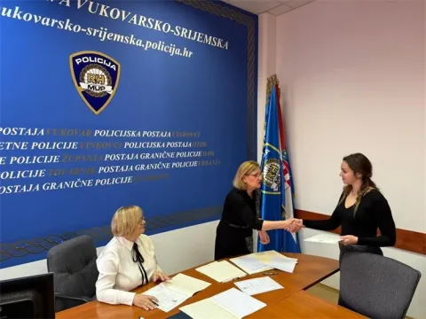 U Policijska upravi vukovarsko-srijemskoj, u Vinkovcima, 28 novih hrvatskih državljana prisegnulo svojom ča&scaron;ću da će se pridržavati Ustava i zakona te po&scaron;tivati pravni poredak, kulturu i običaje u Republici Hrvatskoj.