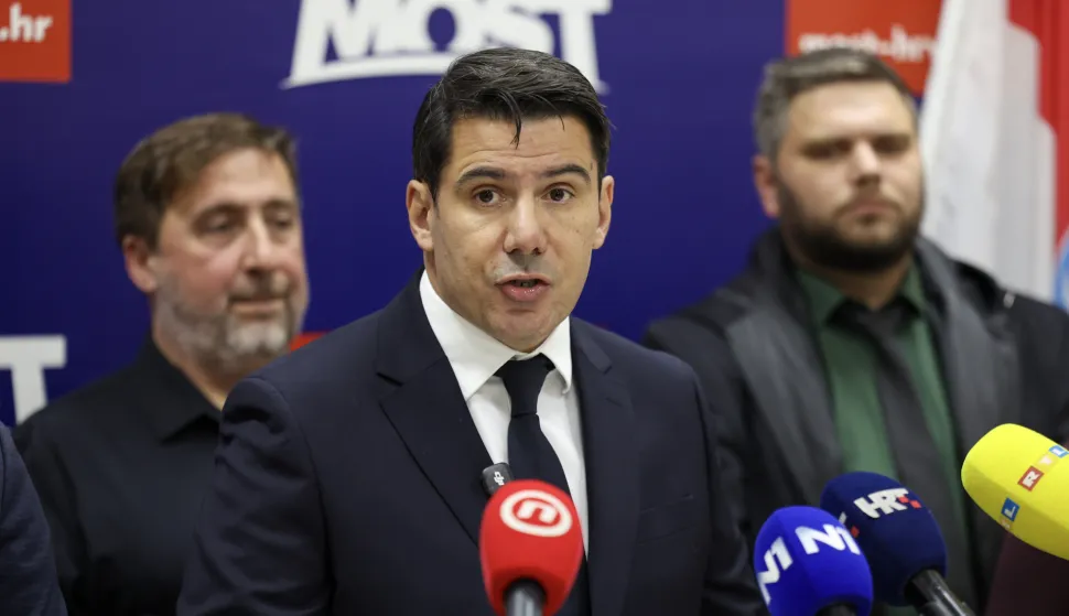 Zagreb, 08.11.2025 - Božo Petrov i Nikola Grmoja održali su konferenciju za medije nakon unutarstranačkih izbora u Mostu, na kojoj su predstavljeni rezultati unutarstranačkih izbora, kao i daljnje političko djelovanje Most. Na slici novi predsjednik Mosta Nikola Grmoja.foto HINA/ Damir SENČAR/ ds