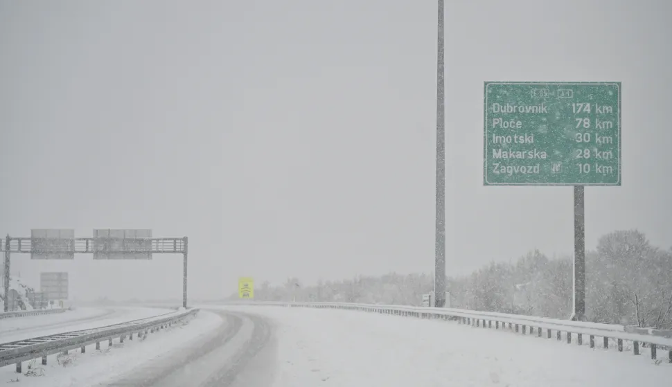 21.01.2023.,Zagvozd - Autocesta A1 izmjedju mjesta Sestanovac i Zagvozd pod snijegom. Photo: Matko Begovic/PIXSELL