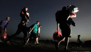 18.09.2015., Tovarnik - Iako je granica sa Srbijom sluzbeno zatvorena, izbjeglice idalje ilegalno ulaze u RH. Granicni prijelaz Tovarnik zatvoren je za promet, ali svega 500 metara od prijelaza izbjeglice kroz polje masovno ulaze u RH i nitko ih ne zaustavlja. Po ulasku u RH prva patrola granicne policije samo ih usmjerava prema zeljeznickom kolodvoru u Tovarniku gdje je izbjeglicki kamp. rPhoto: Zeljko Lukunic/PIXSELLr