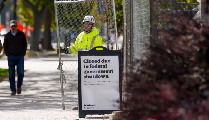 epa12479008 A sign indicates the closure of the National Gallery of Art due to the government shutdown in Washington, DC, USA, 24 October 2025. The government shutdown, now in its 24th day, is the second longest in US history. EPA/AARON SCHWARTZ