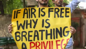 epa12507686 Indian activists from Scientists for Society and Campaign for Right to Public Health hold placards as they protest against the pollution in New Delhi, India, 06 November 2025. Scientists for Society and Campaign for Right to Public Health organized the protest against the alleged failure of the Central and State Governments to deal with the climate crisis in Delhi. EPA/RAJAT GUPTA