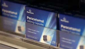 epa12401671 Paracetamol on shelves at a store in London, Britain, 24 September 2025. British Health Secretary Wes Streeting has said that pregnant women should ignore US President Donald Trump's claims that taking paracetamol may lead to their child having autism. Trump recently stated that the pain reliever Tylenol, paracetamol in the UK, is a danger for pregnant women to use, citing a link between paracetamol and autism. EPA/ANDY RAIN