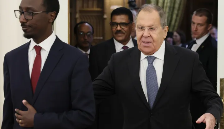 epa12469427 Russian Foreign Minister Sergei Lavrov (R) and Ethiopian Foreign Minister Gedion Timothewos (L) arrive for a meeting in Moscow, Russia 21 October 2025. EPA/SHAMIL ZHUMATOV/POOL