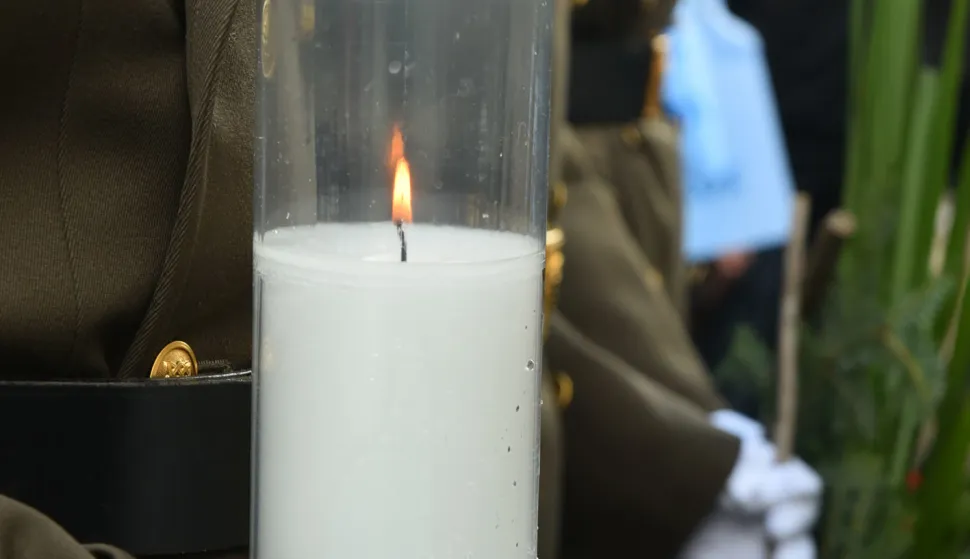 novosti...bogdanovci...10.11.2021.obiljezavanju 30-te obljetnice okupacije mjesta bogdanovci; kod spomenika u sredistu mjesta vijence polozili spiro janovic, valentin skroza i irena petrijevcanin (izaslanici predsjednika vlade rh, ministra obrane i hrvatskih branitelja, ministra unutarnjih poslova), mijo validjic (izaslanik predsjednika rh) i josip saric (izaslanik predsjednika sabora rh); foto Gordan Panić