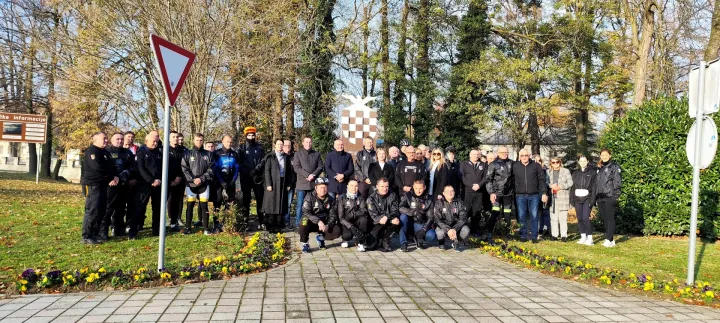 Odavanje počasti u središtu OrahoviceSNIMIO: VLADIMIR GRGURIĆ