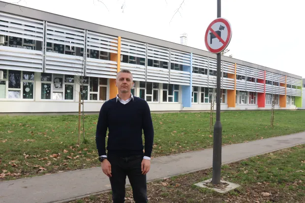 Osijek, 19. 02. 2021, Osnovna skola Grigor Vitez, Osijke, ravnatelj skole Hrvoje Brod na fotografiji uz znak da je zabranjeno uvoditi pse u skolsko dvoriste. Nakon incidenta s vlasnicima pasa koji za vrijeme nastave secu pse po dvoristu skole.snimio GOJKO MITIĆ