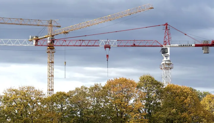 Osijek, 23. 10. 2025., gradilište, građevina, gradnja, novogradnja, stanovanje, izgradnja, nekretnina, nekretnine, nekretnika, u izgradnji, dizalica, dizalice, kran, kranovi, građevinski radovi, ilustracija, slobodnjak, slobodnjaci SNIMIO BRUNO JOBST