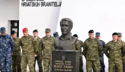 Vukovar, 16.10.2025. - Obilježavanje 34. godišnjice tragične pogibije general – bojnika Blage Zadre prigodnim programom "Heroj Trpinjske ceste'' na Trpinjskoj cesti, nakon čega je krenuo mimohod do mjesta pogibije general – bojnika Blage Zadre. foto HINA/ Gordan Panić/ tm