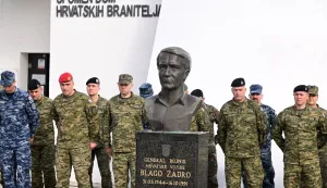 Vukovar, 16.10.2025. - Obilježavanje 34. godišnjice tragične pogibije general – bojnika Blage Zadre prigodnim programom "Heroj Trpinjske ceste'' na Trpinjskoj cesti, nakon čega je krenuo mimohod do mjesta pogibije general – bojnika Blage Zadre. foto HINA/ Gordan Panić/ tm
