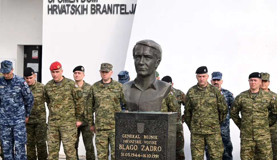 Vukovar, 16.10.2025. - Obilježavanje 34. godišnjice tragične pogibije general – bojnika Blage Zadre prigodnim programom "Heroj Trpinjske ceste'' na Trpinjskoj cesti, nakon čega je krenuo mimohod do mjesta pogibije general – bojnika Blage Zadre. foto HINA/ Gordan Panić/ tm