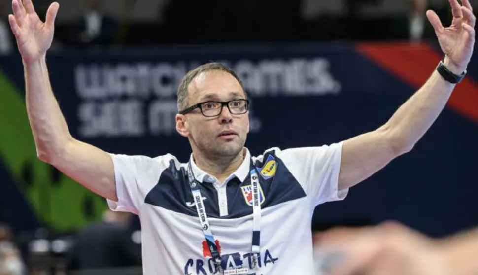epa09706657 Croatia's coach Hrvoje Horvat reacts during the Men's European Handball Championship main round match between Iceland and Croatia in Budapest, Hungary, 24 January 2022. EPA/Zsolt Szigetvary HUNGARY OUT