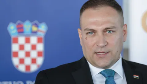 Zagreb, 04.11.2025.- Potpredsjednik Vlade i ministar poljoprivrede, šumarstva i ribarstva David Vlajčić dodijelio je 83 ugovora o financiranju korisnicima intervencije 75.01 "Uspostava mladih poljoprivrednika" iz Strateškog plana Zajedničke poljoprivredne politike Republike Hrvatske 2023. - 2027. Ukupna vrijednost ugovora iznosi više od 6,2 milijuna eura.  Na fotografiji David Vlajčić.foto HINA/ Admir BULJUBAŠIĆ/ abu