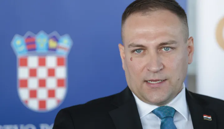 Zagreb, 04.11.2025.- Potpredsjednik Vlade i ministar poljoprivrede, šumarstva i ribarstva David Vlajčić dodijelio je 83 ugovora o financiranju korisnicima intervencije 75.01 "Uspostava mladih poljoprivrednika" iz Strateškog plana Zajedničke poljoprivredne politike Republike Hrvatske 2023. - 2027. Ukupna vrijednost ugovora iznosi više od 6,2 milijuna eura.  Na fotografiji David Vlajčić.foto HINA/ Admir BULJUBAŠIĆ/ abu