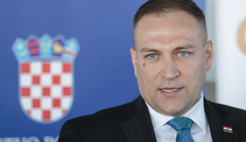 Zagreb, 04.11.2025.- Potpredsjednik Vlade i ministar poljoprivrede, šumarstva i ribarstva David Vlajčić dodijelio je 83 ugovora o financiranju korisnicima intervencije 75.01 "Uspostava mladih poljoprivrednika" iz Strateškog plana Zajedničke poljoprivredne politike Republike Hrvatske 2023. - 2027. Ukupna vrijednost ugovora iznosi više od 6,2 milijuna eura.  Na fotografiji David Vlajčić.foto HINA/ Admir BULJUBAŠIĆ/ abu