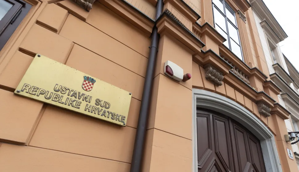 Zagreb, 23.04.2025. - Udruga Spasimo male obiteljske iznajmljivače (SMOi) na konferenciji za medije ispred Ustavnog suda izvijestili su o razlozima predaje tom sudu prijedloga za ocjenu suglasnosti tri zakona s Ustavom RH (zakoni o lokalnim porezima, o ugostiteljskoj djelatnosti i o upravljanju i održavanju zgrada).Na fotografiji Ustavni sud, zgrada.foto HINA/ Edvard &Scaron;U&Scaron;AK