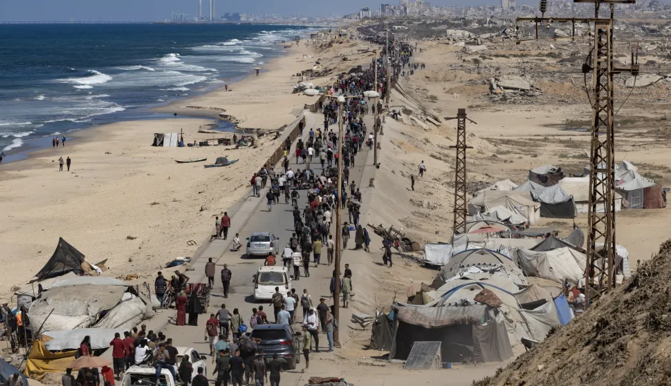 epa12445030 Displaced Palestinians walk carrying their belongings along the Al-Rashid coastal road near Wadi Gaza in the central Gaza Strip, heading toward Gaza City, 10 October, 2025. Israeli Prime Minister Benjamin Netanyahu's office announced on 09 October that the Israeli government had approved the Gaza ceasefire and hostage release plan. EPA/HAITHAM IMAD
