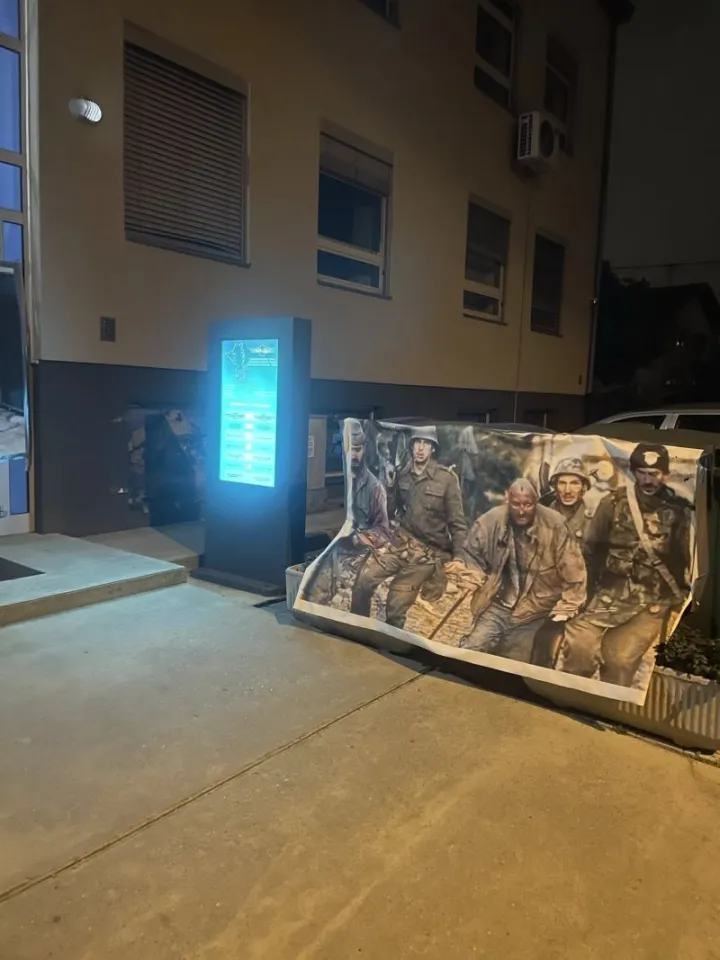 BBB Vukovar ostavili poruke i polijepili plakate na zgradu ZVO u Vukovaru u noći s ponedjeljka na utorak