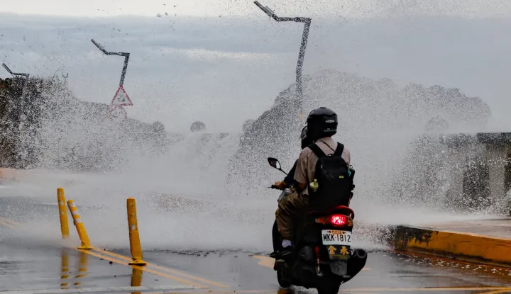 epa12517782 Taiwanese motorists maneuver through waves brought by Tropical Storm Fung-Wong in Kaohsiung city, Taiwan, 11 November 2025. Tropical Storm Fung-Wong is forecast to strike southern Taiwan Wednesday evening and move back out to sea near Taitung on Thursday, the Central Weather Administration said. Authorities evacuated thousands in eastern Taiwan over fears of flash flooding. Land warnings cover Kaohsiung, Tainan, Taitung and Pingtung; sea warnings cover the Bashi Channel, Dongsha Island, waters southeast of Taiwan and the Taiwan Strait. EPA/RITCHIE B. TONGO