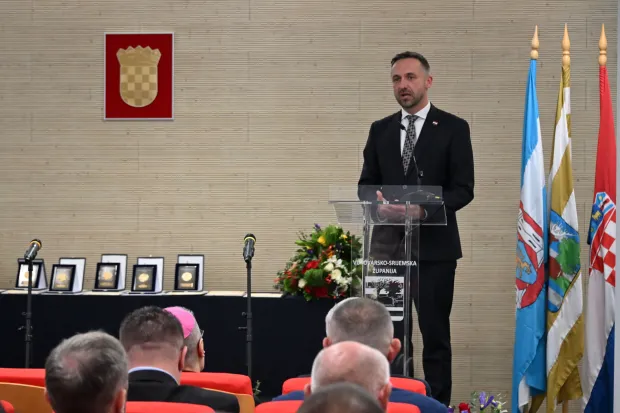 Vukovar, 11.11.2025. - Dan Vukovarsko-srijemske županije obilježen Svečanom sjednicom VSŽ u Veleučilištu "Lavoslav Ružička", te dodjelom godišnjih nagrada i nagrada za životno djelo. Na fotografiji Marin Piletić. foto HINA/ Gordan Panić/ tm