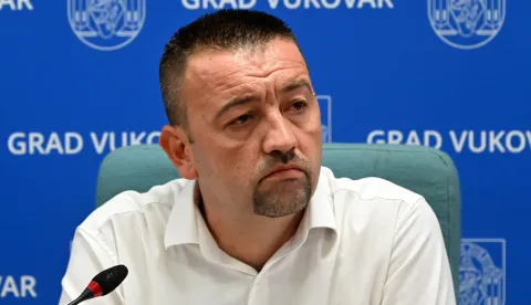 Vukovar, 10.09.2025. - Gradonačelnik Grada Vukovara Marijan Pavliček i zamjenik gradonačelnika Filip Sušac održali su press konferenciju za medije na temu "Financijska situacija Grada Vukovara''. Na fotografiji Marijan Pavliček. foto HINA/ Gordan Panić/ tm
