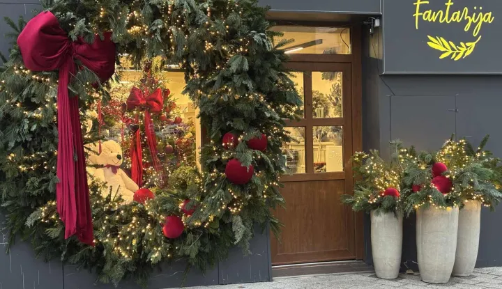 Božićni izlog cvjetnog ateliera Fantazija u Donjem gradu vlasnice Marine MilasOsijek, 2025.