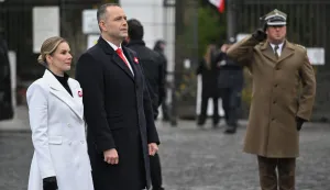 epa12517491 Polish President Karol Nawrocki (2-L) and his wife Marta Nawrocki (L) attend an Independence Day ceremony at the Jozef Pilsudski monument in Warsaw, Poland, 11 November 2025. National Independence Day marks Poland?s 1918 restoration of sovereignty from the German, Austro-Hungarian, and Russian Empires. EPA/RADEK PIETRUSZKA POLAND OUT