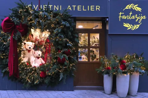 Osijek, 11. 11. 2025, Donji grad, Trg Bana Josipa Jelačića, Cvjetni atelier Fantazija.snimio GOJKO MITIĆ