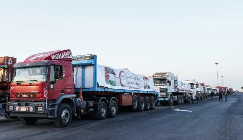 epa12466601 Humanitarian aid trucks queue to enter the Rafah border crossing, between Egypt and the Gaza Strip, in Rafah, North Sinai, Egypt, 20 October 2025. Aid deliveries to Gaza have resumed since the ceasefire agreement between Israel and Hamas went into effect on 10 October 2025. EPA/STRINGER