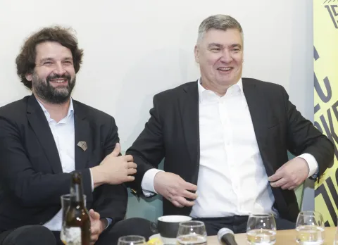Zagreb, 11.11.2025. - Predsjednik Republike Zoran Milanović sudjelovao je u sredi&scaron;njem programu obilježavanja Mjeseca hrvatske knjige pod nazivom "Među policama &ndash; storytelling večer".&nbsp;Na fotografiji Boris Jokić, Zoran Milanović. foto HINA/ Lana SLIVAR DOMINIĆ/ lsd