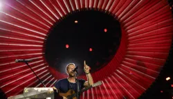 epa12498386 Chris Martin, lead singer of British band Coldplay, performs during the Global Citizen Festival: Amazonia, in Belem, Brazil, 01 November 2025. EPA/SEBASTIAO MOREIRA