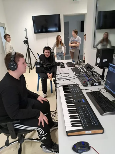 Centar izvrsnosti u ELPROS-u: Od robotike do UI-ja, od &scaron;aha do podcasta