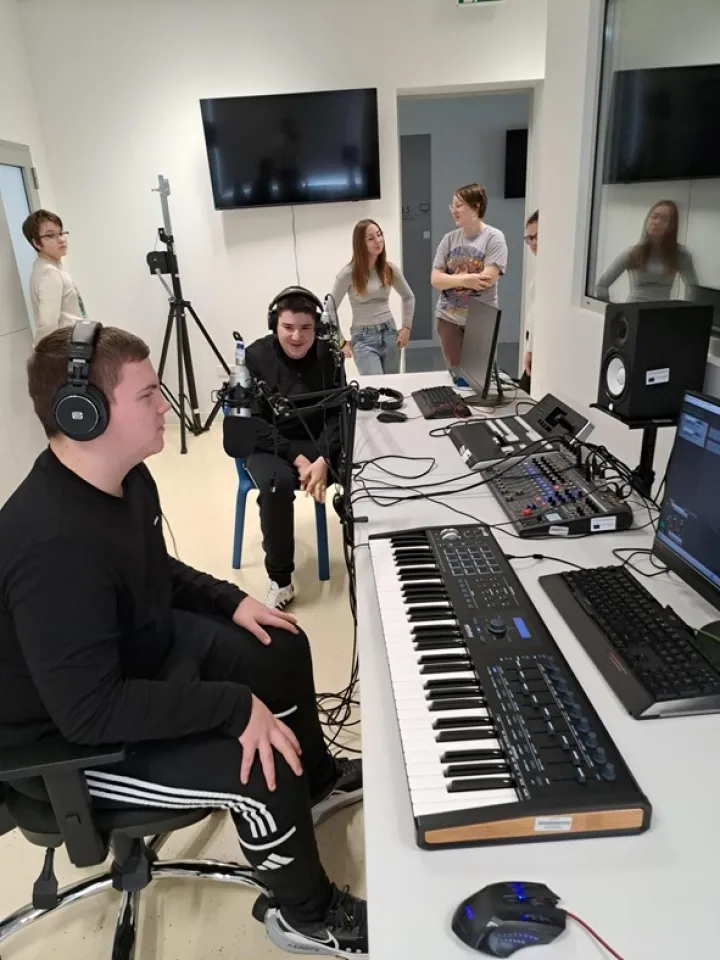 Centar izvrsnosti u ELPROS-u: Od robotike do UI-ja, od &scaron;aha do podcasta