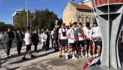 Split, 12.11.2025.- Splitsko-dalmatinski ?upan Bla?enko Boban zajedno s u?enicima srednjih ?kola u srijedu je zapalio svije?u ispred makete Vukovarskog tornja kod spomenika ?I u mom gradu Vukovar svijetli? kako bi se odala po?ast gradu Vukovaru, ?kabrnji i svim ?rtvama Domovinskog rata. foto HINA/ Lucija Vujnovi?/ ua