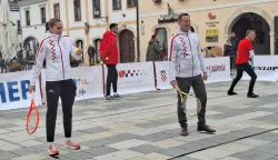 Vara?din, 12.11.2025.- U vara?dinskoj Areni ?e se od 14. do 16. studenoga igrati me?unarodni kvalifikacijski teniski turnir Billie Jean King Cup na kojem ?e nastupiti ?enske reprezentacije Hrvatske, ?e?ke i Kolumbije. Uo?i turnira hrvatske su se tenisa?ice u srijedu predstavile na Korzu, a za njih je organiziran i prijem Grada Vara?din i Vara?dinske ?upanije. Na slici gradona?elnik Vara?dina Neven Bosilj. foto HINA/ Sini?a KALAJD?IJA/ ua
