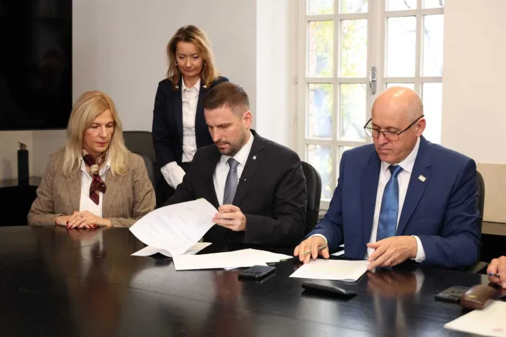 Tri ugovora potpisana u srijedu u Ministarstvu prostornoga uređenja, graditeljstva i državne imovine znače i službeni početak realizacija projekta izgradnje višestambenih zgrada na križanju Vinkovačke i Dunavske ulice s ukupno 206 stambenih jedinica u Osijeku vrijedne 28 milijuna eura.12. 11. 2025.