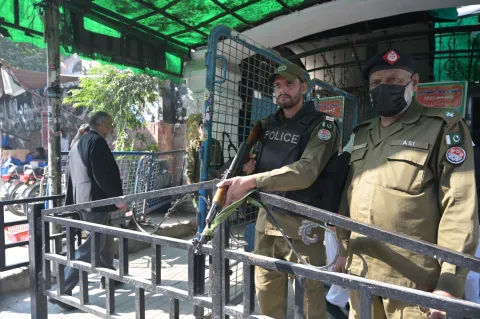 epa12520376 A Pakistani security official stands guard during a security alert at the courts in Lahore, Pakistan, 12 November 2025, as security was stepped up at court buildings after a suicide bombing outside the Islamabad judicial complex. A suicide bombing outside Islamabad?s district court complex on 11 November killed at least 12 people and injured 27, authorities said. Jamaat-ul-Ahrar (JuA), a splinter faction of the Pakistani Taliban, claimed responsibility for the attack. EPA/A. HUSSAIN