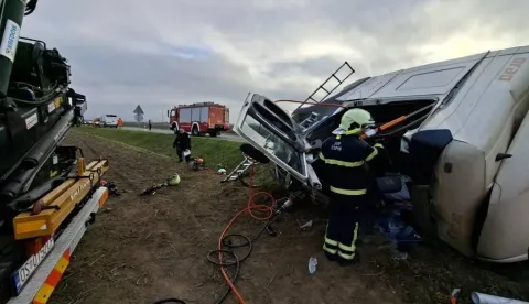 Kamion sletio sa cesta na čepinskoj obilaznici, vozačica ozlijeđena