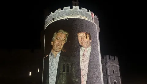 Muškarci koji su uhićeni nakon što su fotografije američkog predsjednika Donalda Trumpa s Jeffreyjem Epsteinom obasjale dvorac Windsor pušteni su uz jamčevinu, priopćila je policija u četvrtak.