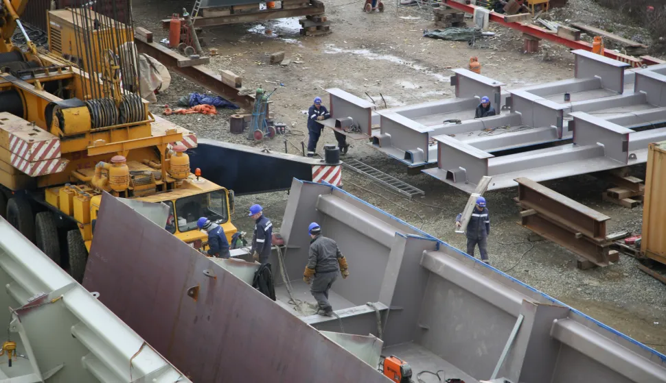 04.02.2021., Gradiliste mosta preko rijeke Save, Bosanska Gradiska (BiH) – Vojin Mijatovic, ministar komunikacija i prometa BiH, zajedno sa Dusanom Topicem, direktorom Autoputeva RS, i predstavnicima izvodjaca Integral Inzenjering a. d. Laktasi i nadzora firmi Krebs+Kiefer Eastern Europe i Institut IGH d. d. Zagreb obisli su gradiliste na mostu preko rijeke Save kod Gradiske. "Izgradnjom mosta Bosna i Hercegovina otvara vrata prema Europskoj uniji, a autocesta dobija svoju punu funkciju, cime ce se omoguciti i brzi razvoj ovog dijela zemlje. Ovaj most, koji zajedno grade BiH i Hrvatska, rijesit ce velike probleme koje BiH ima s obzirom na to da autocesta Banja Luka – Gradiska nije spojena sa autocestom Zagreb – Beograd i da je zbog toga veoma cest prometni kolaps u Gradisci jer je granicni prijelaz smjesten nekoliko stotina metara od centra grada", istakao je ministar Mitrovic. Ukupna duzina mosta bice 426 metara, sirina je 22,6 metara a imace cetiri prometne trake, po dvije u svakom smijeru.rPhoto: Dejan Rakita/PIXSELL