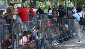 epa11954105 Migrants line up to apply for asylum, in Tapachula, Mexico, 10 March 2025. After US President Trump's immigration measures, thousands of migrants seek asylum in southern Mexico. EPA/Juan Manuel Blanco EDITORIAL USE ONLY