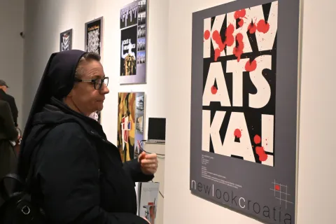 Vukovar, 12.11.2025. - U Galeriji Oranžerija Gradskog muzeja Vukovar otvorena izložba Borisa Ljubičića "Novi izgled Hrvatske/New Look Croatia". Nakon otvorenja izložbe autor održao predavanje pod nazivom "Dizajn treba Hrvatskoj".&nbsp;foto HINA/Gordan Panić