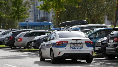 Zagreb, 22.10.2025.- Policija je nakon intenzivne potrage u srijedu ne?to prije 12 sati uhitila napada?a koji je u Novom Zagrebu hicem iz vatrenog oru?ja mu?karca ranio u nogu i pobjegao, potvrdila je zagreba?ka policija. Pucnjava se dogodila nedaleko Muzeja suvremene umjetnosti, podru?je osigurava policija, a na mjestu zlo?ina su i kola hitne pomo?i. foto HINA/ Lana SLIVAR DOMINI?/ ua