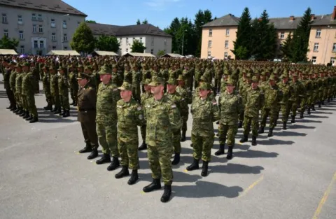 25.06.2016., Pozega - U Sredistu za temeljnu ​vojnu ​obuku u Pozegi, u vojarni 123. brigade HV odrzana ​je ​svecana prisega 17. narastaja rocnika na dragovoljnom vojnom osposobljavanju. Prisezi su nazociti visoki vojni i civilni uzvanici.Photo: Ivica Galovic/ PIXSELL